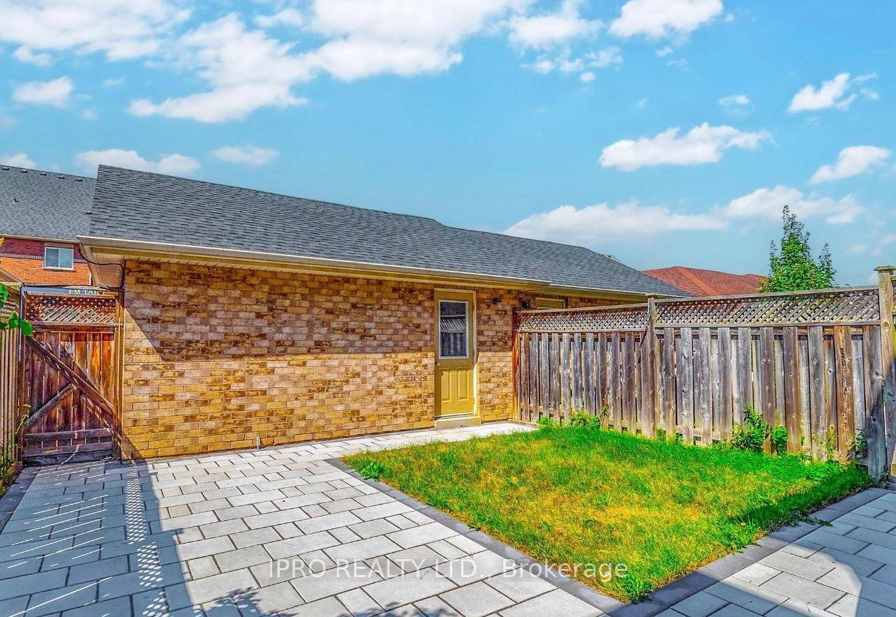 This is a beautiful freehold double garage townhouse finish includes marble foyer, oak floors on main, soaring ceilings in entrance, family room amp ; unique architecture details throughout, kitchen boasts ...