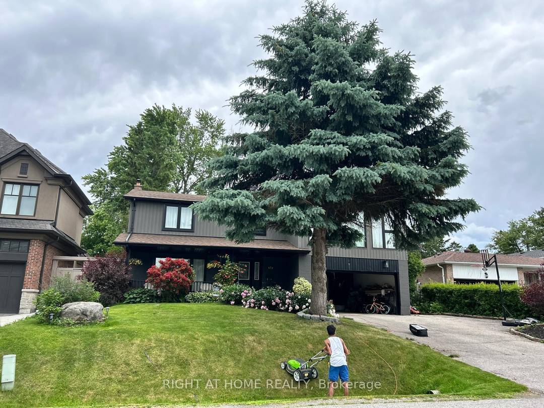 This Exquisite 3bedroom detached residence UPPER FLOOR ONLY !