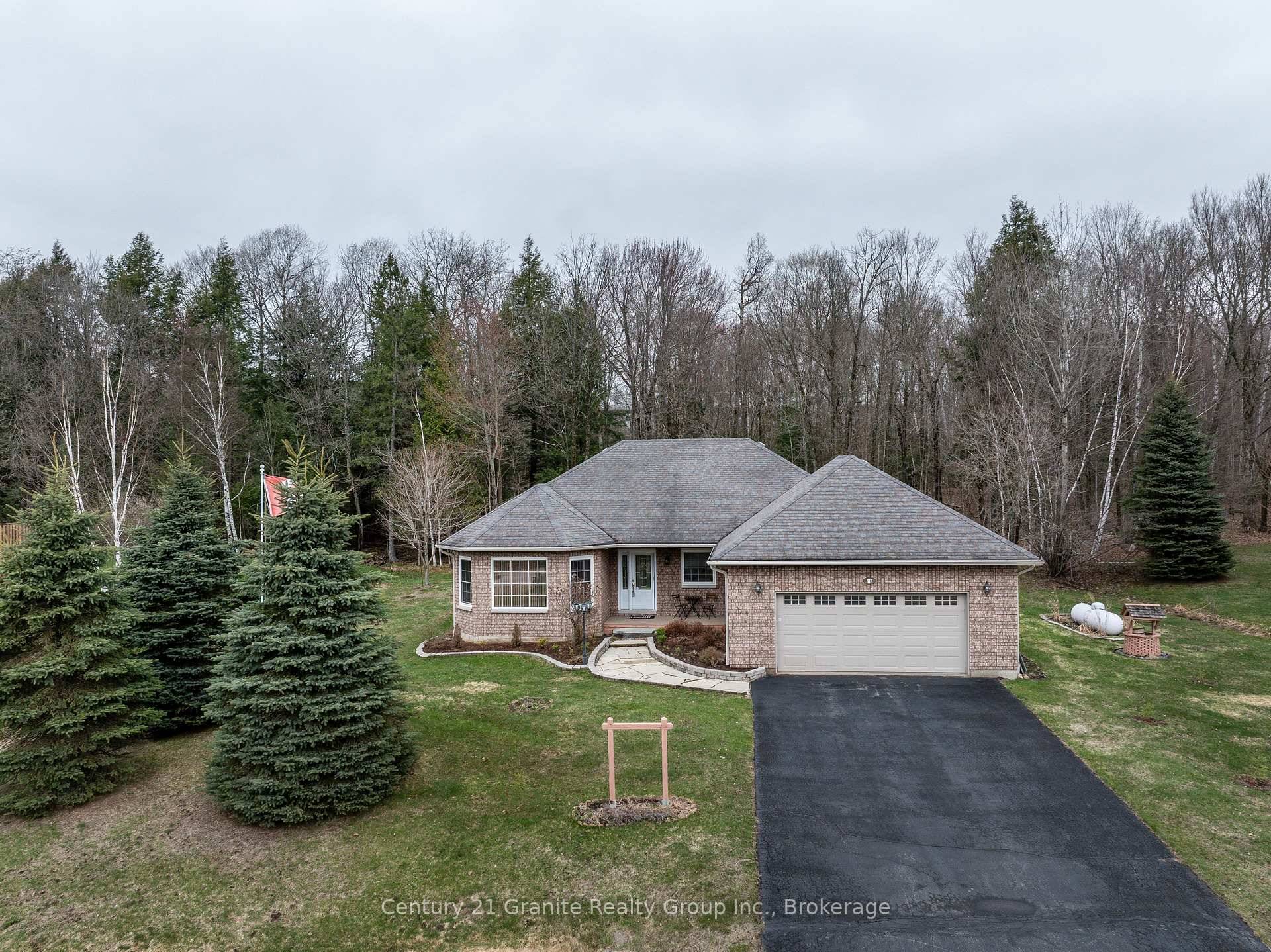 Welcome to this beautifully maintained brick bungalow in the desirable Haliburton By The Lake subdivision.