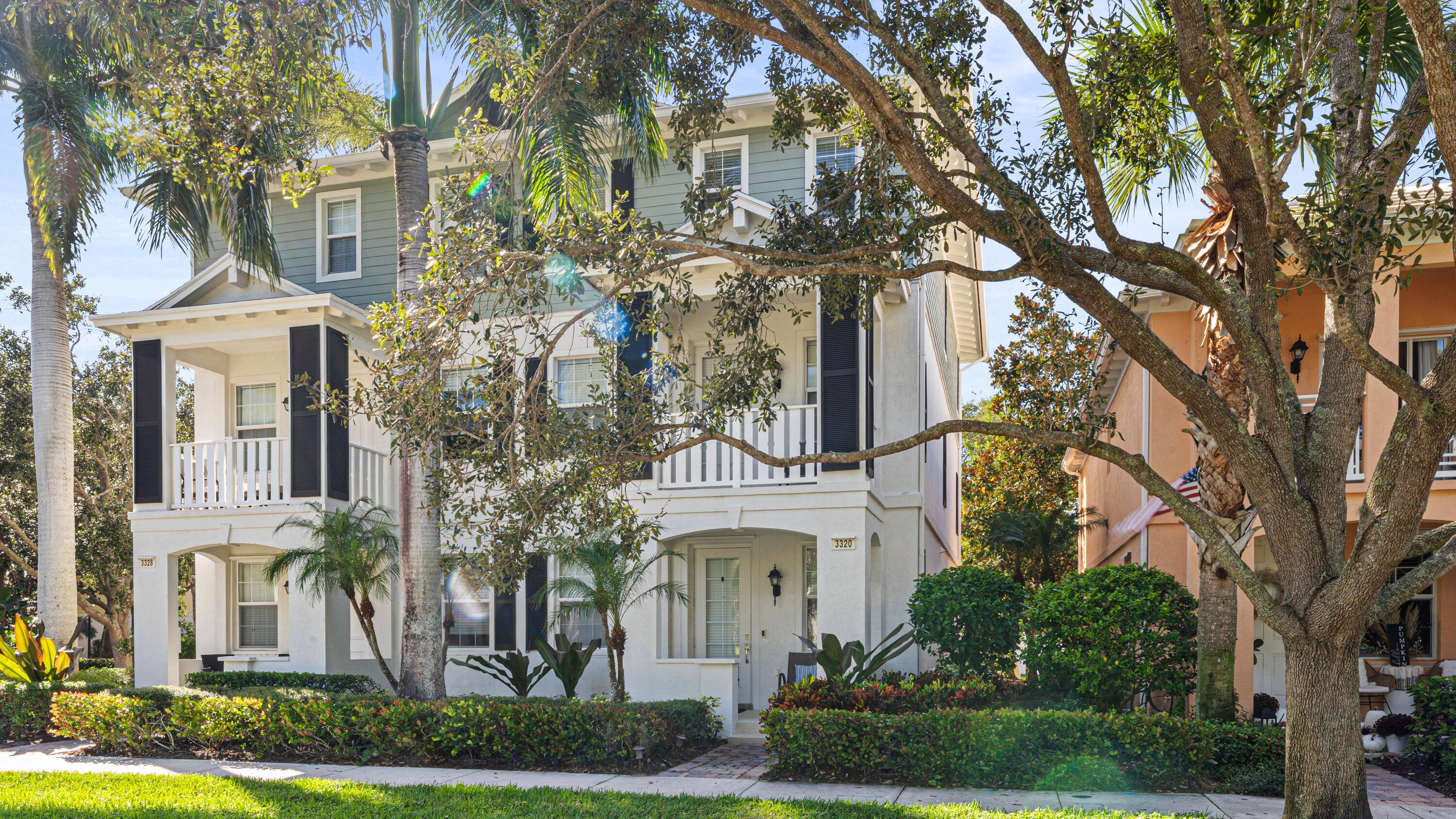 Come see this beautiful 3 story townhouse in the gorgeous Martinique neighborhood of Abacoa !
