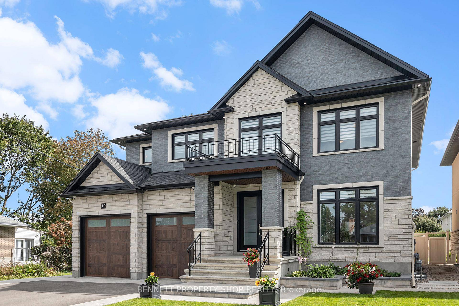 NEW custom built home here to IMPRESS, Welcome to 10 Westwood Dr !
