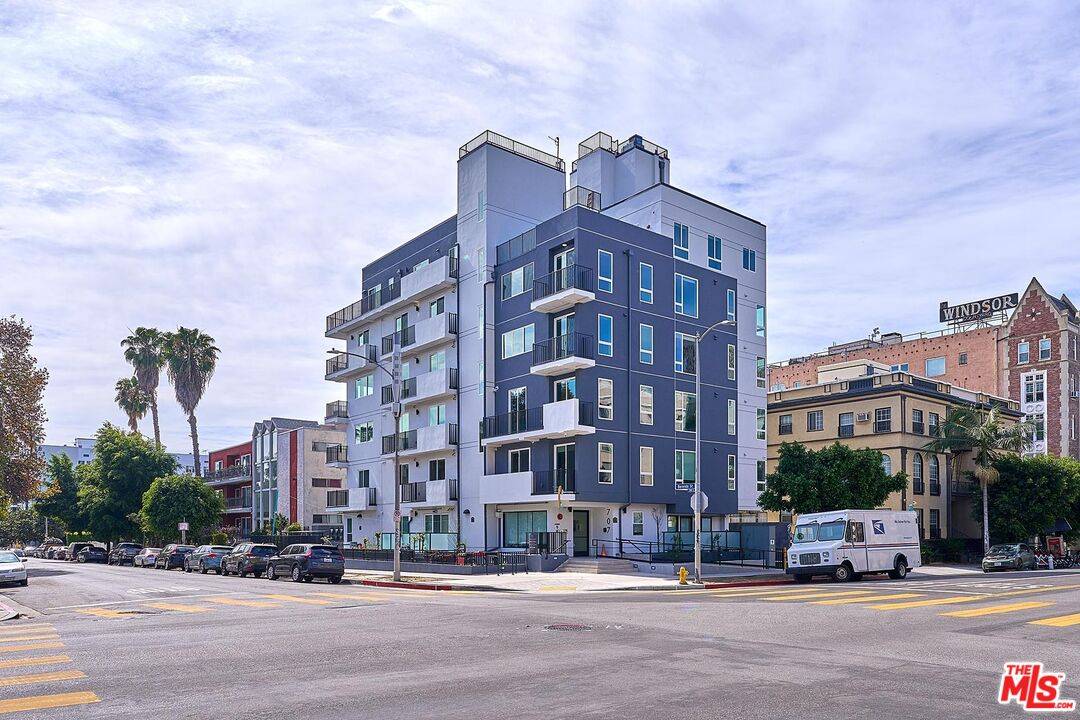 707  S Berendo St 3BR Hancock Park La