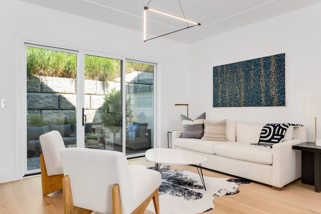 AMAZING NEW CONSTRUCTION INCLUDING 25, 000 IN EXTRAS !