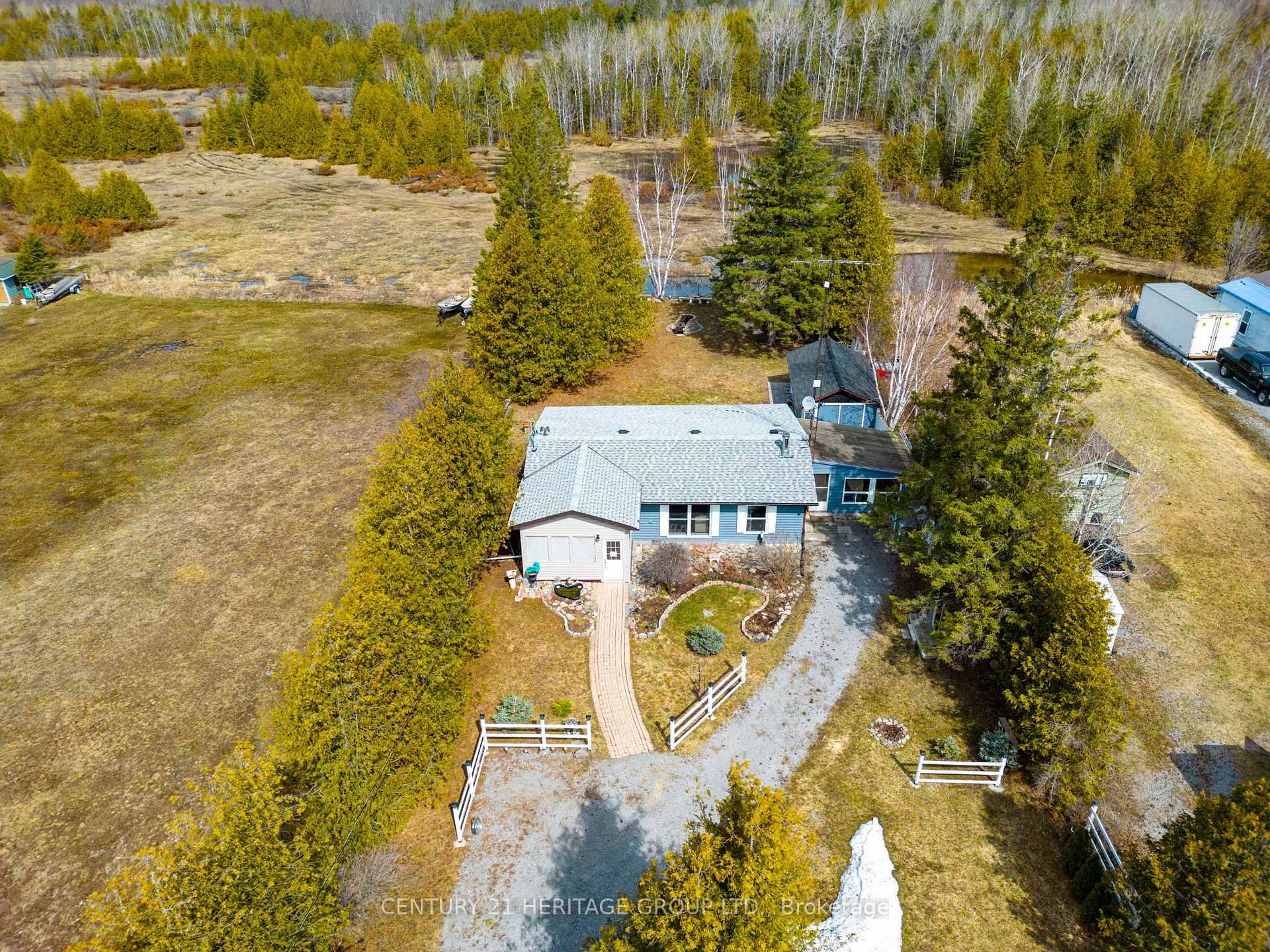 Spectacular Renovated Bungalow Steps To Waterfront Private Deed Access To Canal Lake !