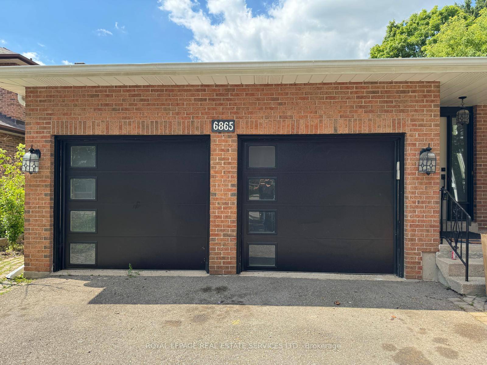 Muskoka In The City. Generous Sized 3 Bedrooms, Master Bedroom W Ensuite, Lg Eat In Kitchen W Granite Counters amp ; Plenty Of Cupboard Space.