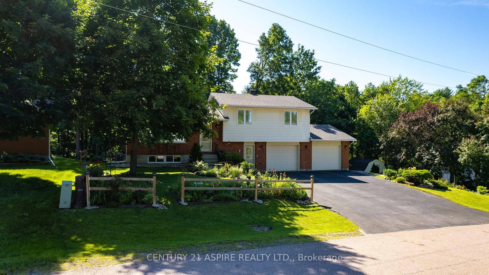 Nestled on a beautiful, quiet, safe, park based cul de sac with a riverfront view, this split level 4 bedroom ranch house has no adjacent rear neighbors.