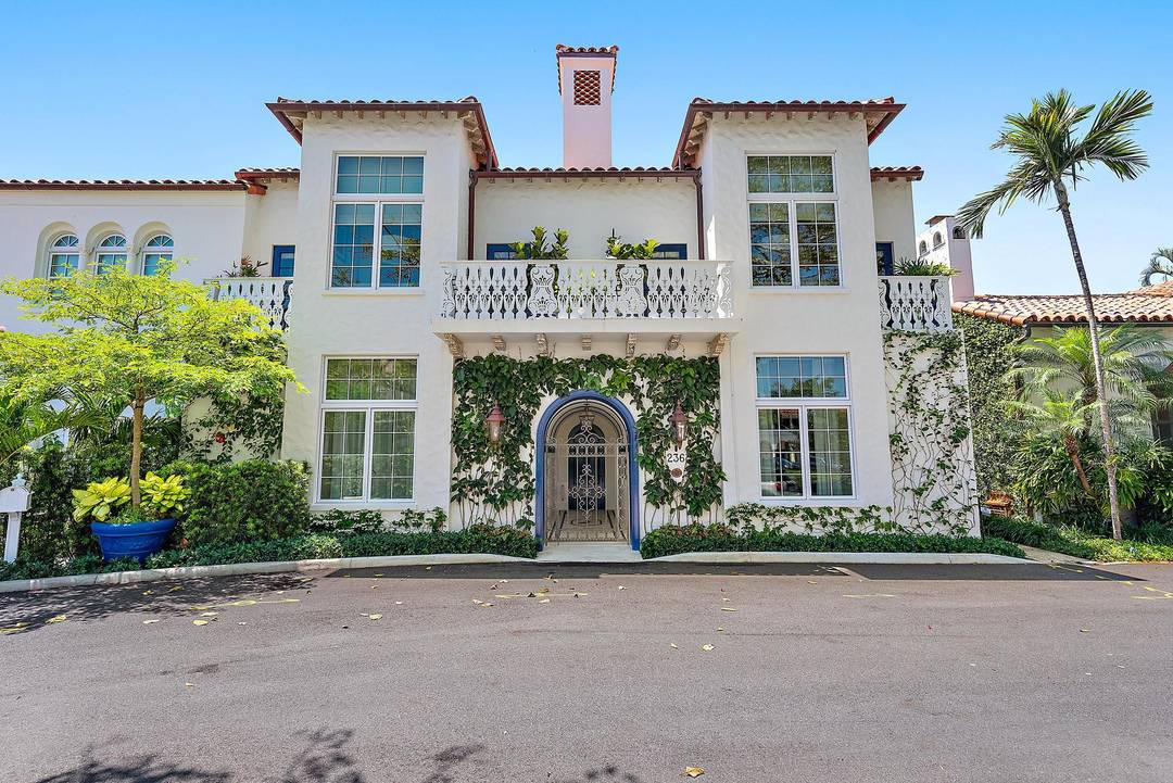 Live the Palm Beach lifestyle in this fully furnished, designer one bedroom residence defined by impeccable craftsmanship and bespoke interiors.