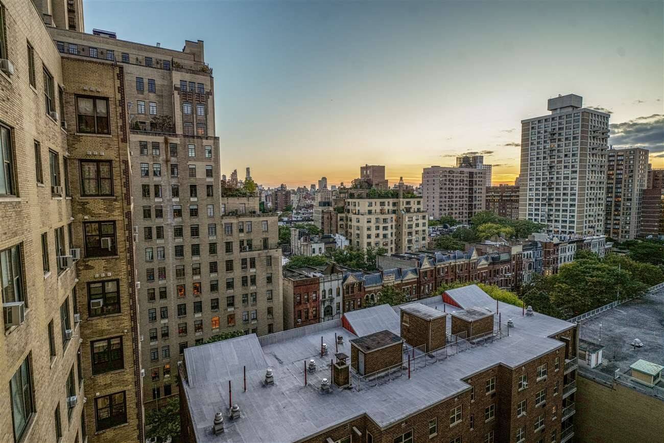 This gracious one bedroom residence at The Ardsley offers a kitchen designed for versatility, complete with a rear service entrance, pantry, and an additional half bath.