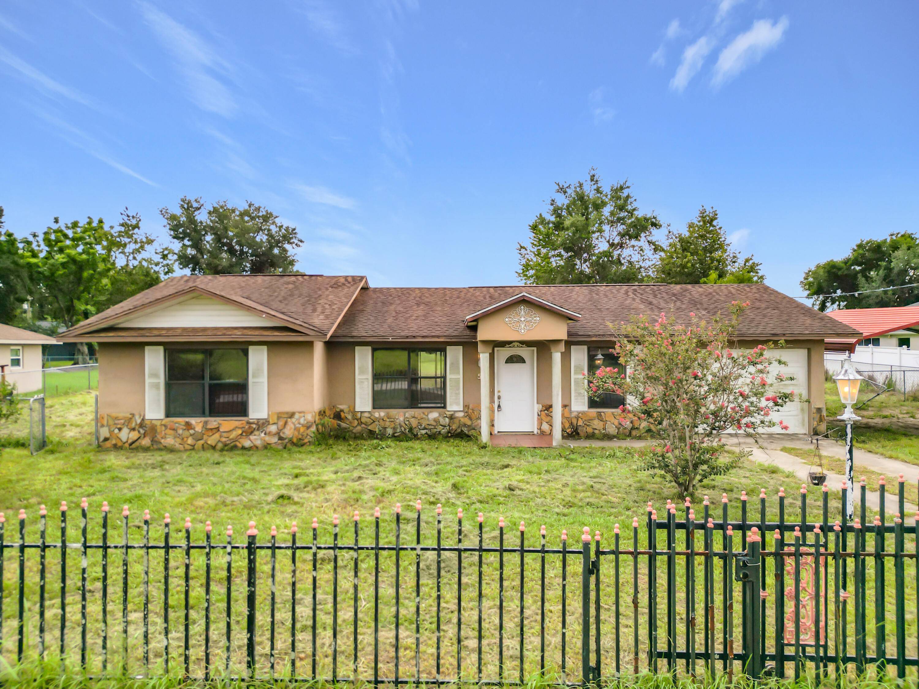 SELLER FINANCING AVAILABLE FINANCIAMIENTO DISPONIBLE Move In Special 22, 000 Down and 2, 040 monthly Charming Move In Ready Home in Silver Springs Shores !
