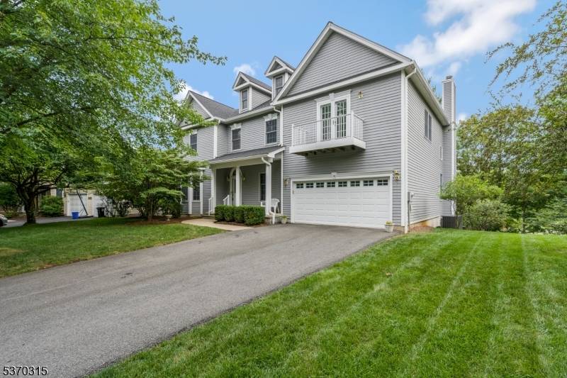 Welcome to this airy and spacious Gatehouse Colonial, perfectly positioned at the end of a cul de sac.