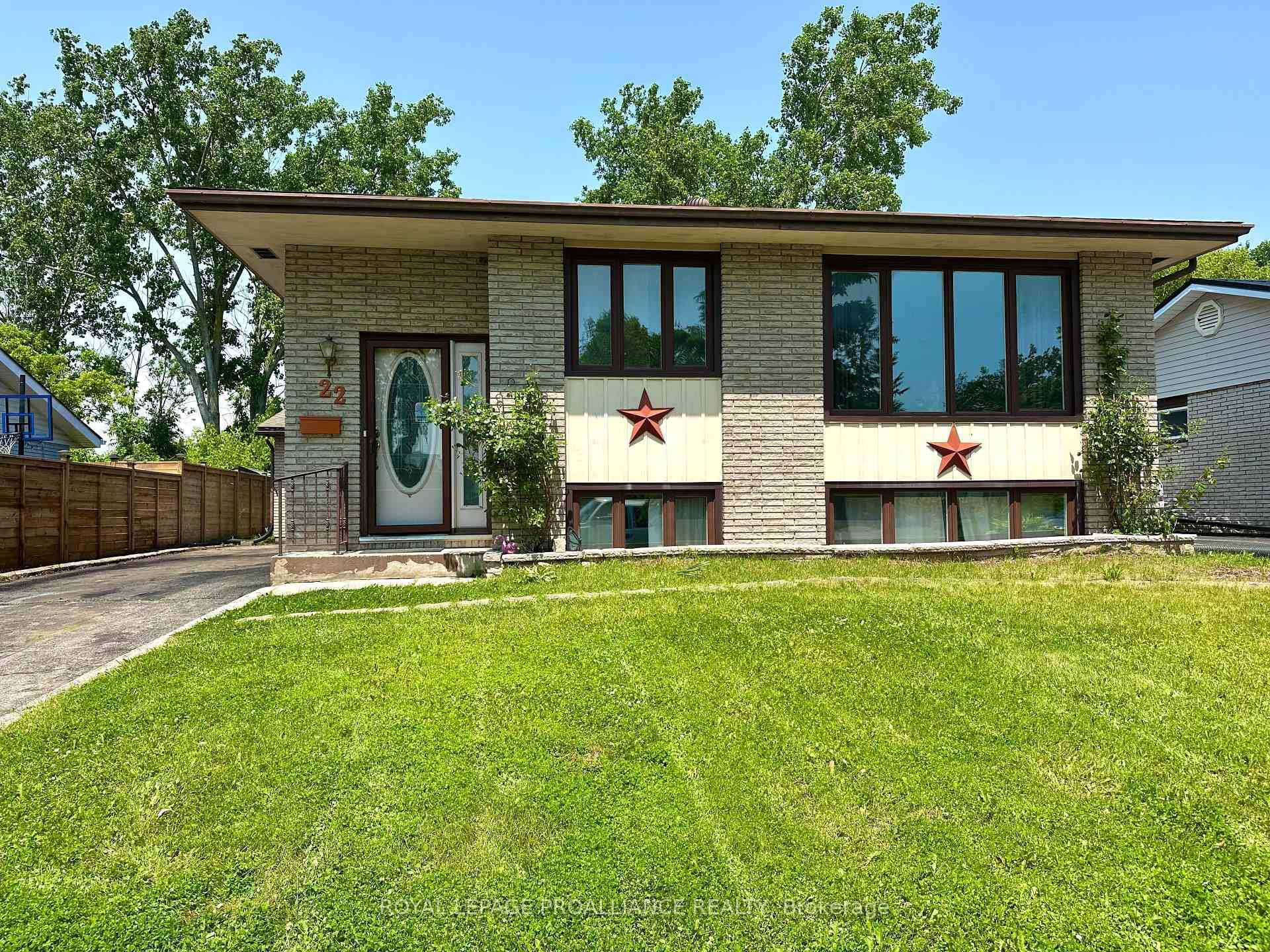 Raised bungalow on quiet dead end street !
