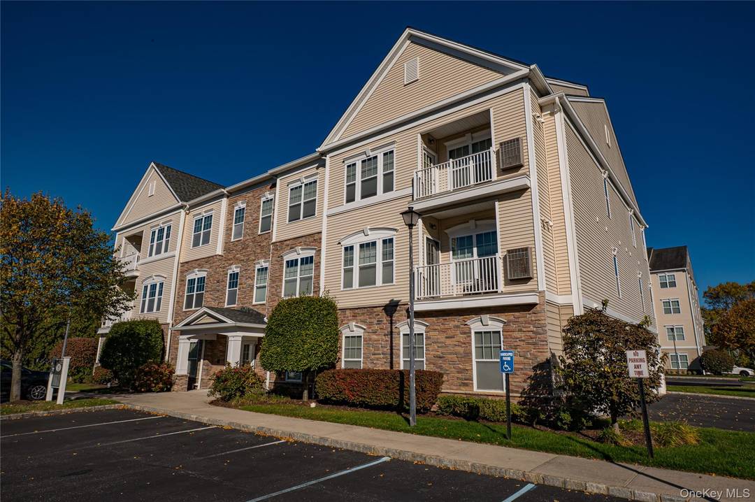 Welcome to Courthouse Commons and enjoy luxury and comfort in this condo community.