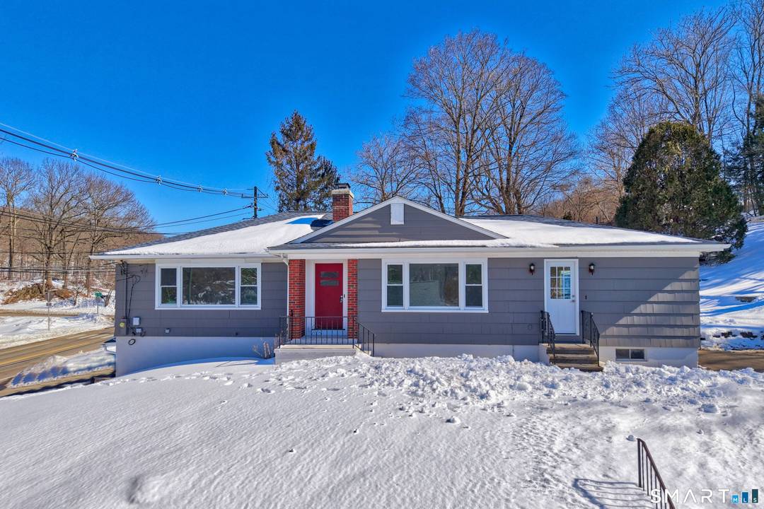 Welcome to your dream ranch retreat in the heart of Oakville.