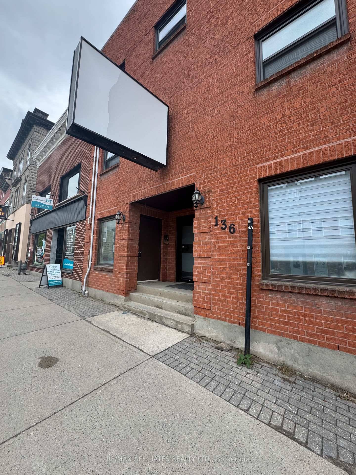 This bright and spacious 3 bedroom second floor apartment is located in the heart of Old Town Kemptville, just steps from local shops, cafe s, restaurants, and everyday conveniences.