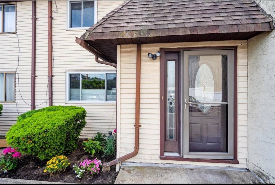 Spacious 3 Bedroom Condo in Sought After Valley Stream !