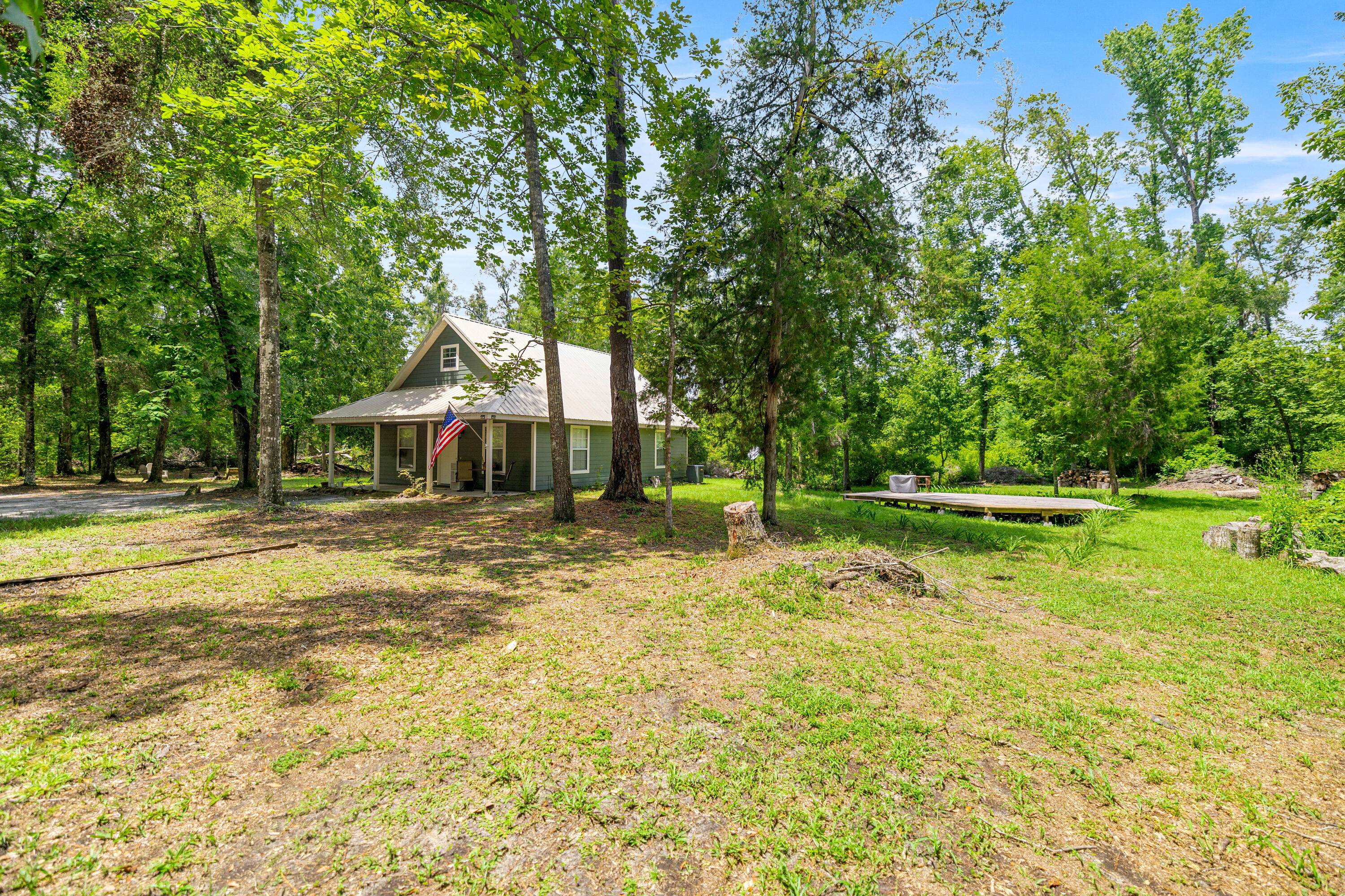 694 Quarter Lane Forest Retreat in North Central Florida Escape to your own private retreat just 35 minutes north of Gainesville.