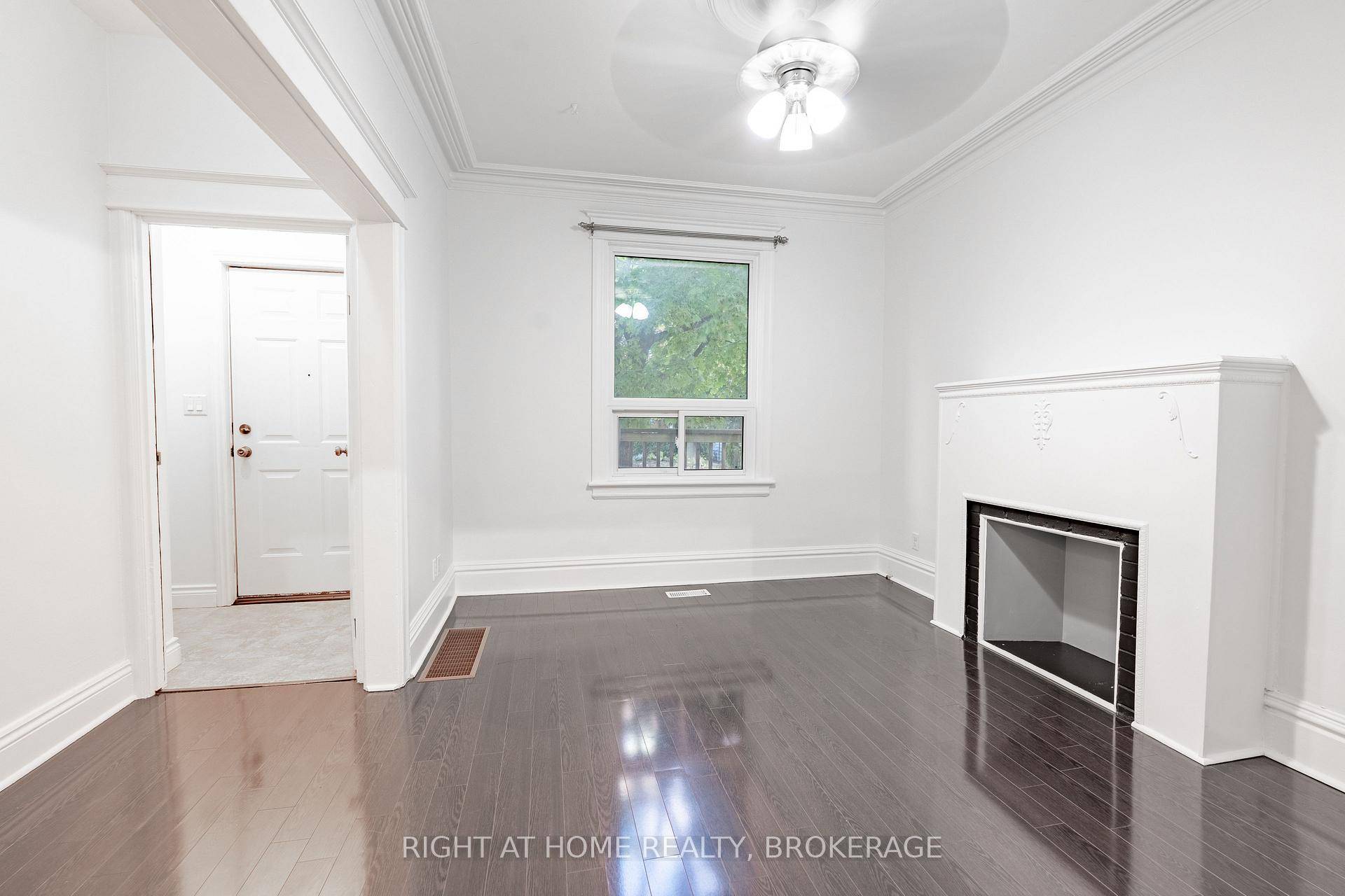 Now Untenanted, freshly revamped amp ; move in ready !