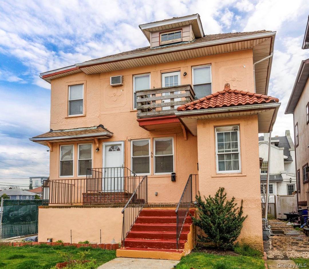 Top floor 2 bedroom 2 bathroom apartment close to train and beach.