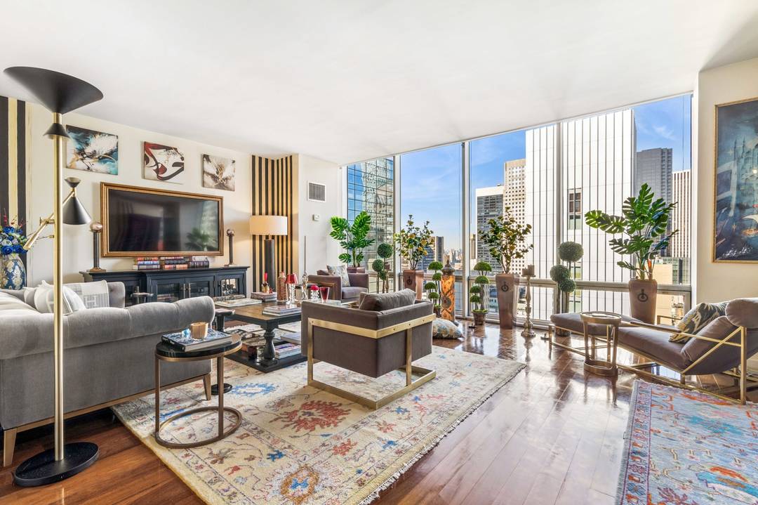 Breathtaking City views from this convertible 2 bedroom condominium.