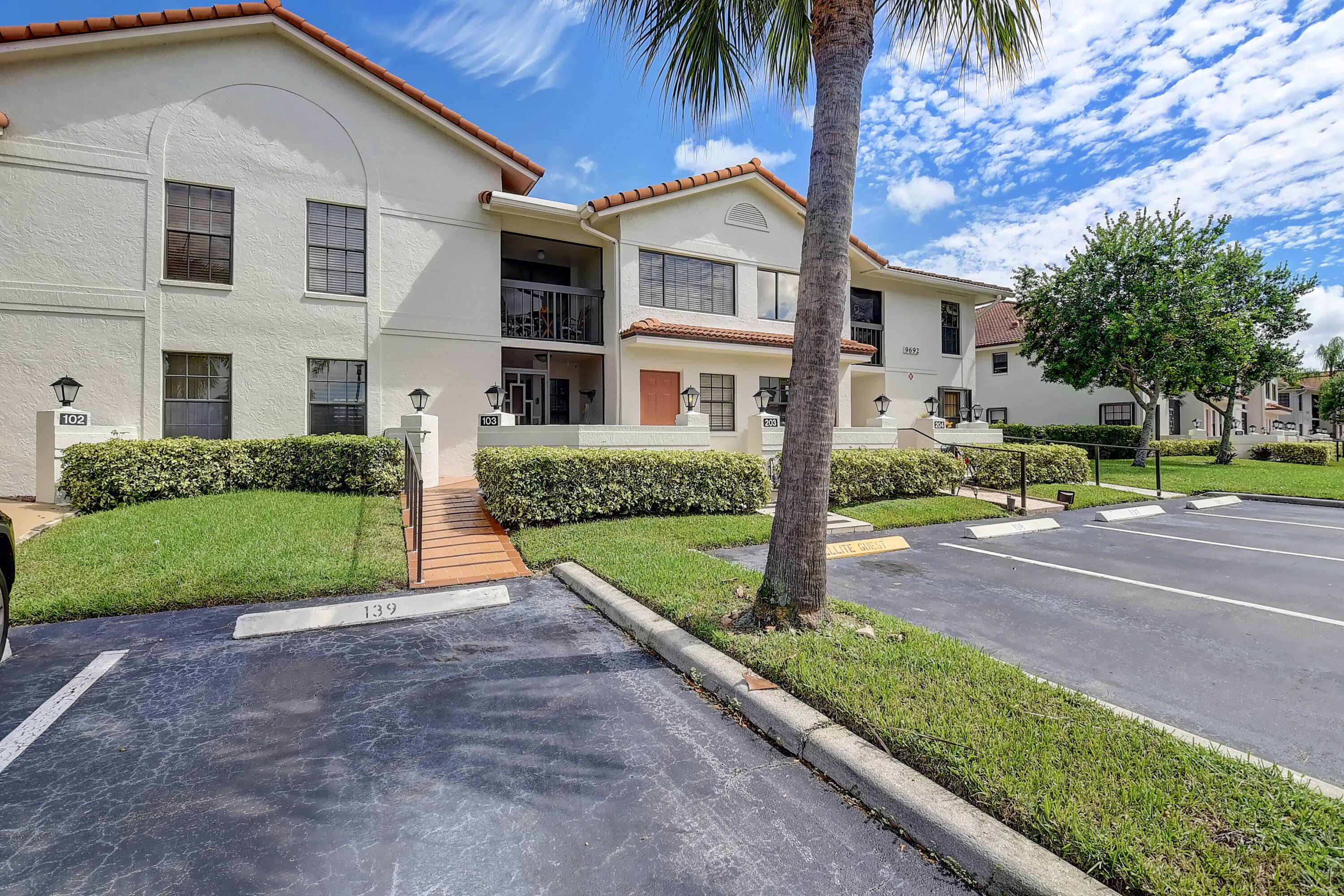 Beautiful 2 bedroom 1st floor Condo in the heart of Boynton Beach, with brand new remodeled kitchen and remodeled bathrooms.