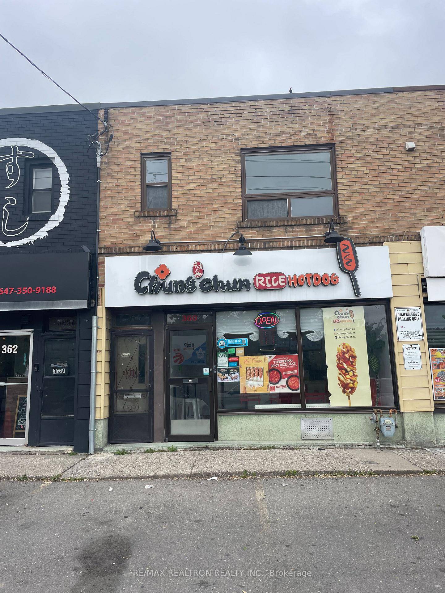 Great Location, Bright, Open Concept, Renovated, Large 2 Bedroom, 1 4pce Bath upgraded, Upgraded KItchen with Stone Counter, Overlooking Large Great Room Area, with access to Backyard Parking and Common ...