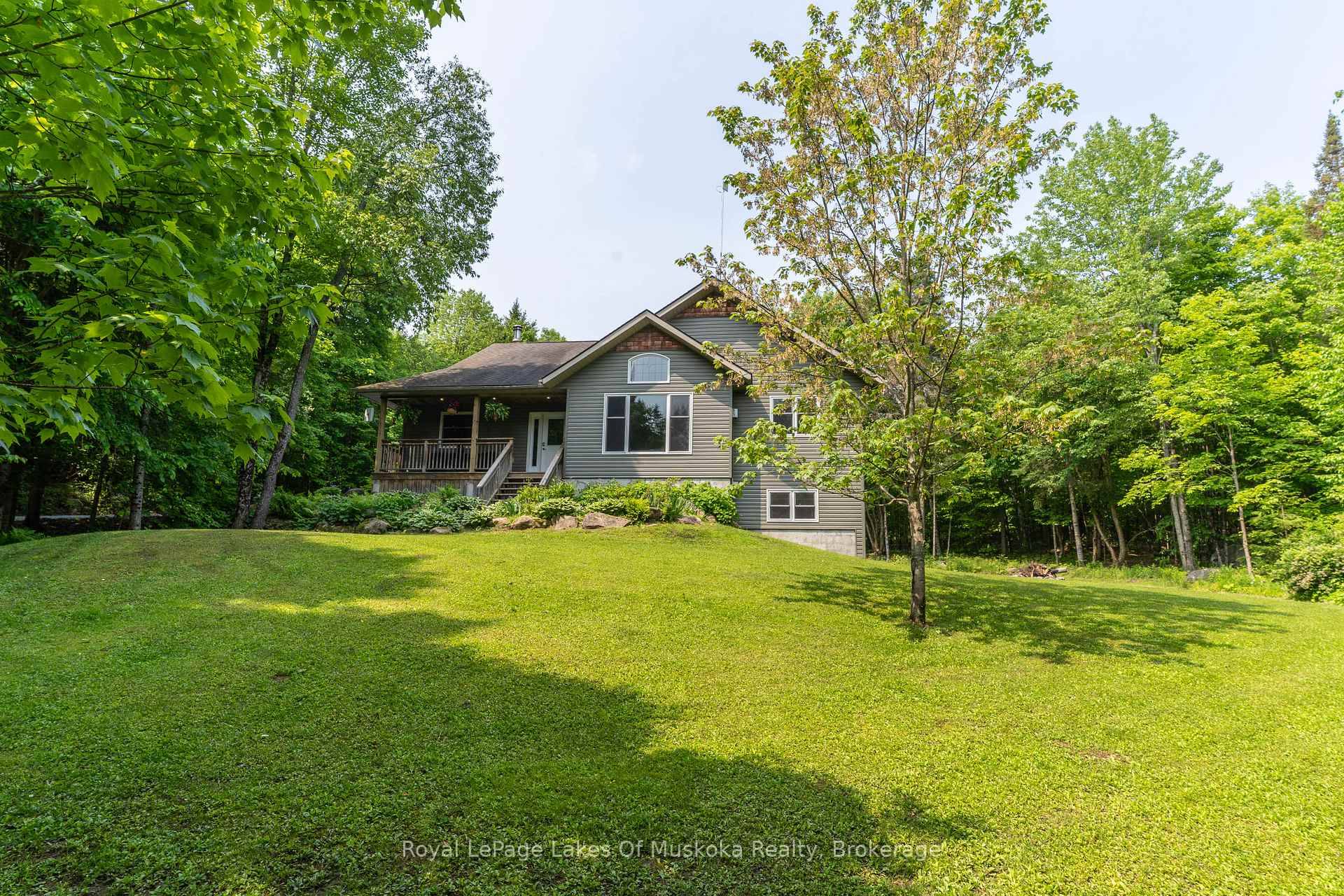 Gorgeous custom built family home centrally located only minutes from Bracebridge, Huntsville or Port Carling in a discrete country setting, offering ultimate privacy !