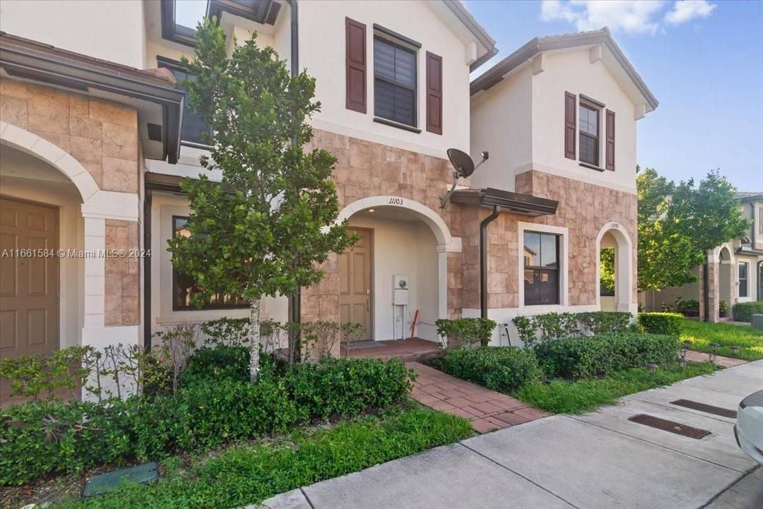 Best Priced Townhouse in Aquabella Motivated Seller !