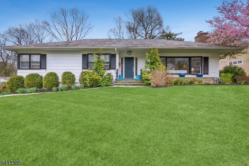 Wonderful Ranch style home located on Summit's desirable Northside in the sought after Lincoln Elementary School District.