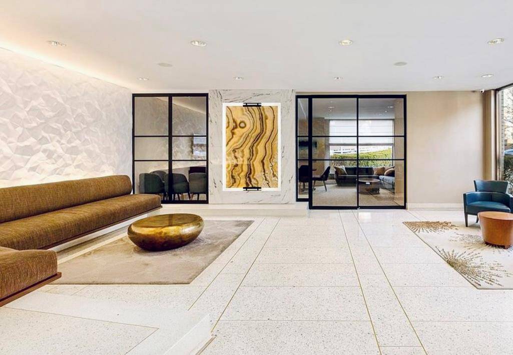 With a floor area of up to 1, 400 square feet and a prime location, this apartment is a perfect blend of comfort, spaciousness and convenience.