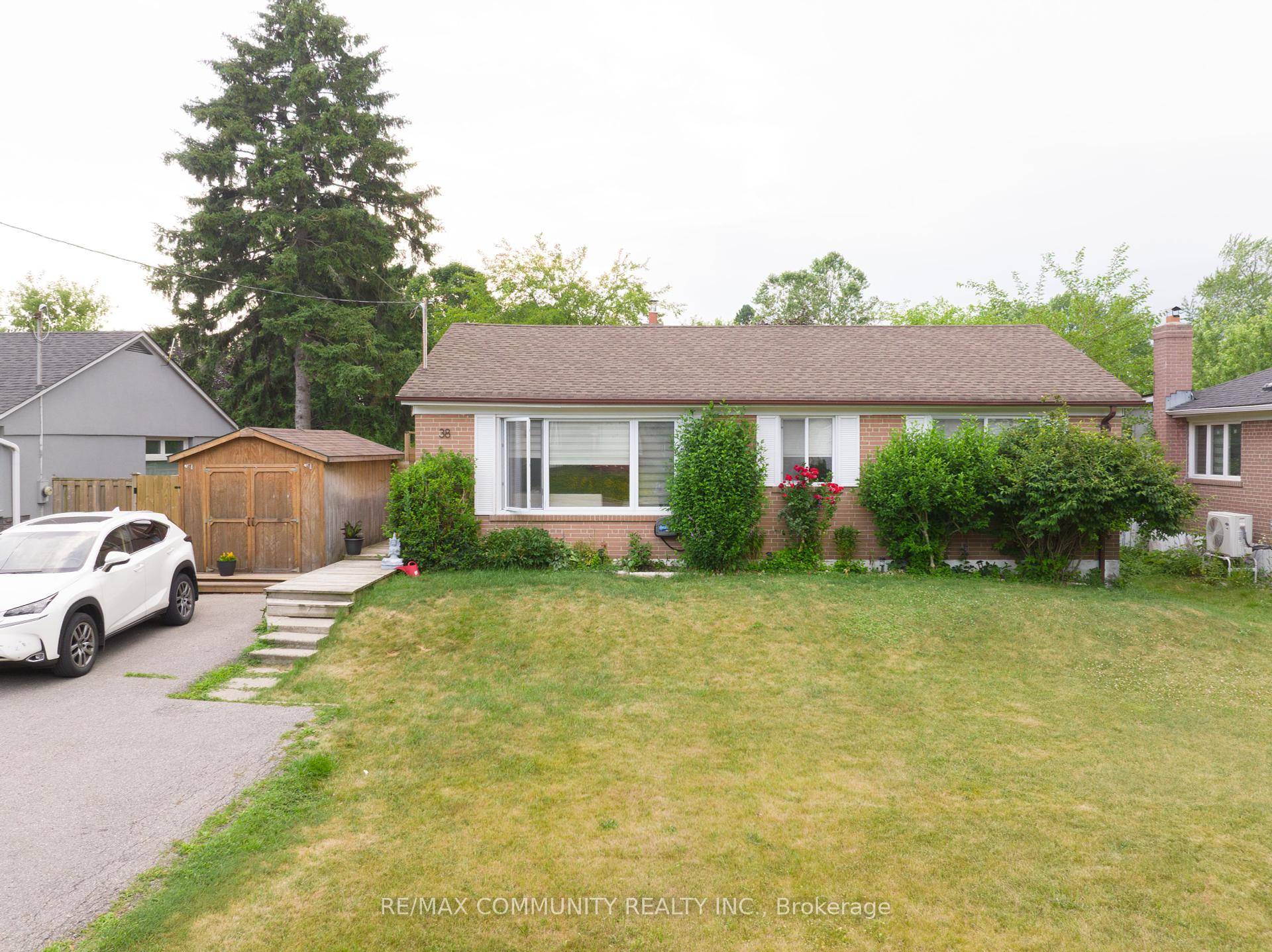 This Cozy 1 Bedroom Basement Apartment Offers a Comfortable Living Space, Perfect for Singles or Couples !
