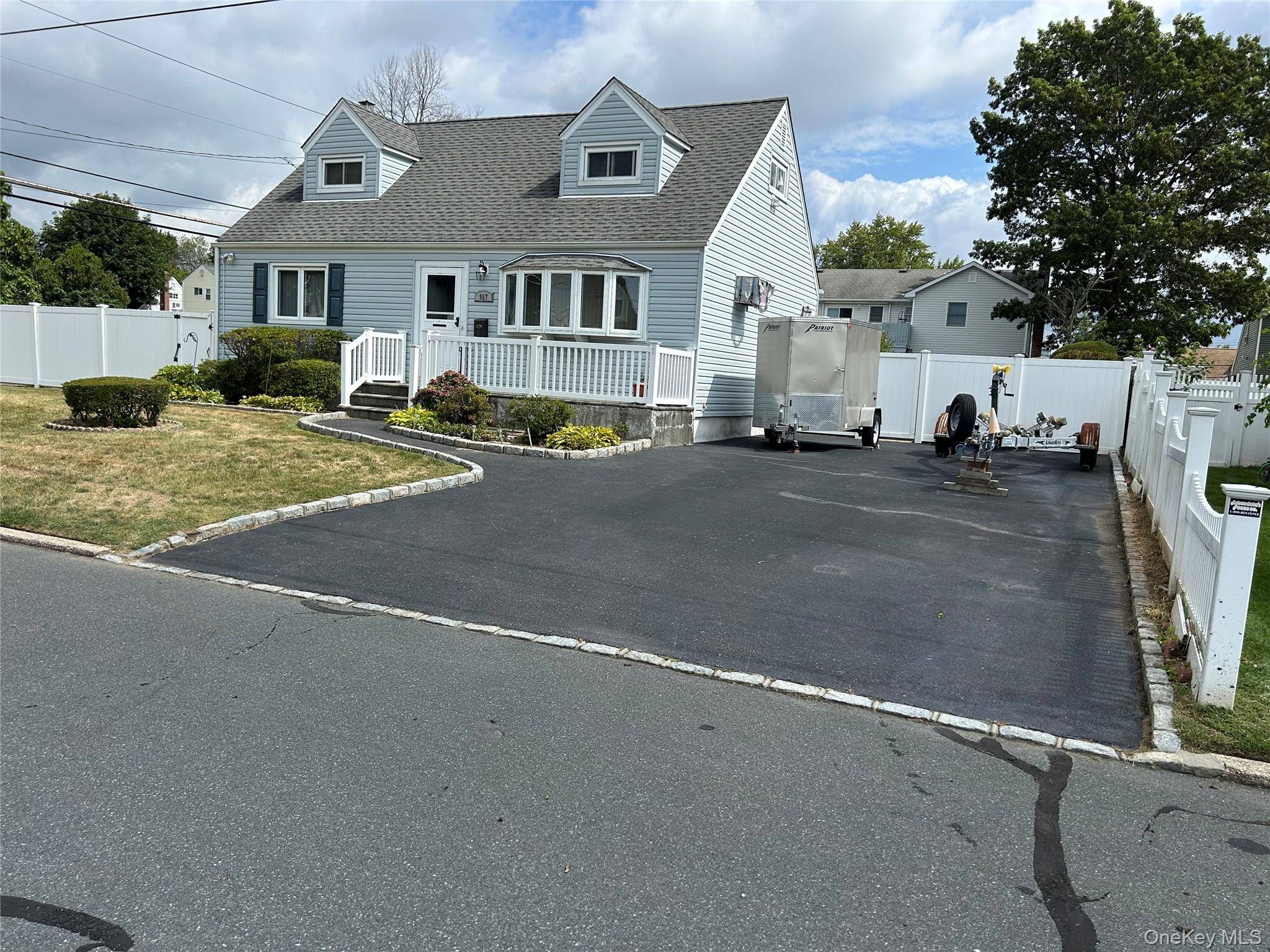 Come amp ; get this home that is tucked away in a lovely, convenient location of lindenhurst.