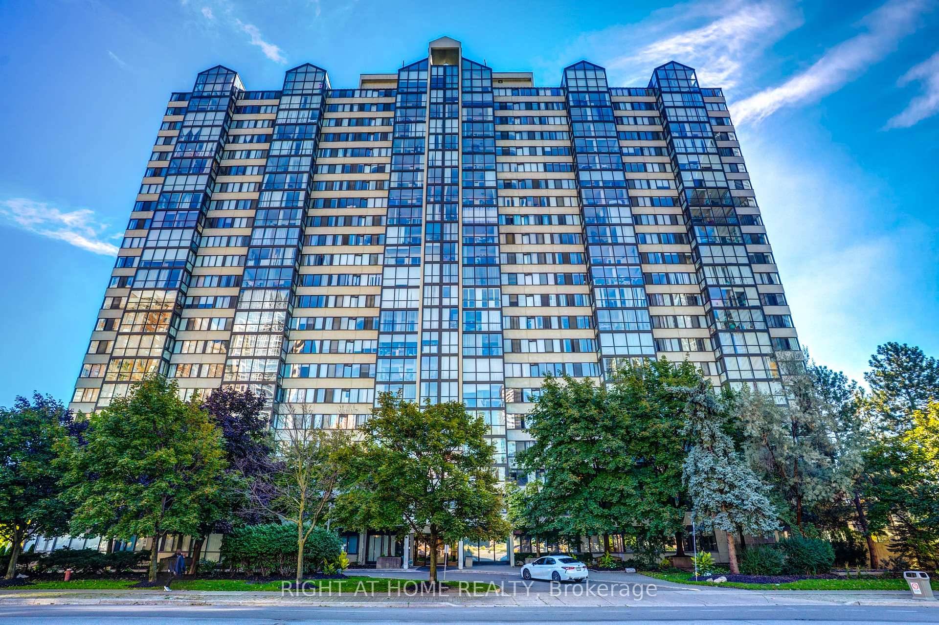 Rare 3 bedroom plus den, 2 bath condo at The Platinum, 350 Webb Drive boasting 1, 523 square feet, this is among the largest 3 bedroom plus den layouts in ...