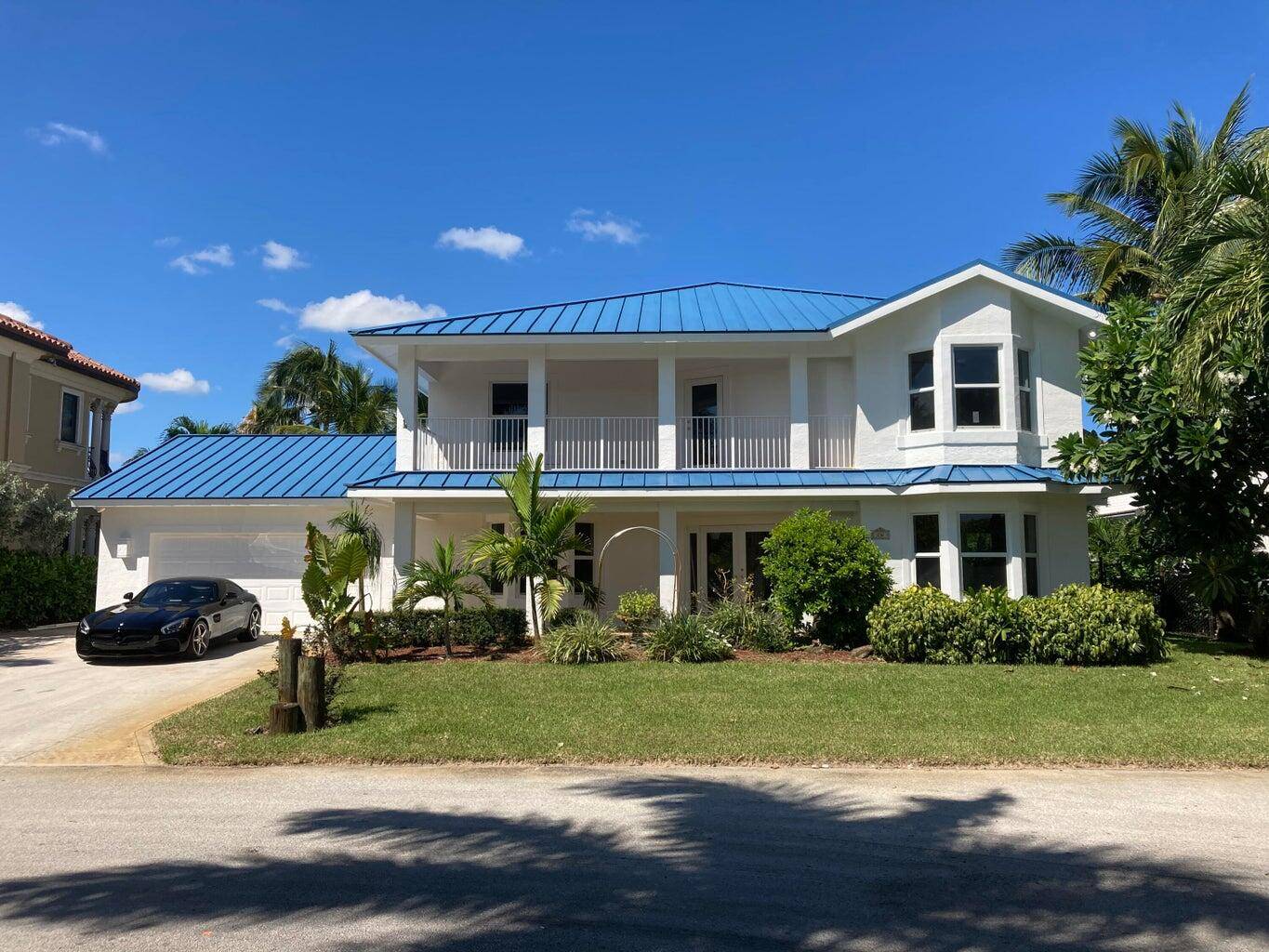 Gated community on the intracoastal with Palm Beach views, close to the Four Seasons and Eau Hotel and Spa with its own new Nobu restaurant.