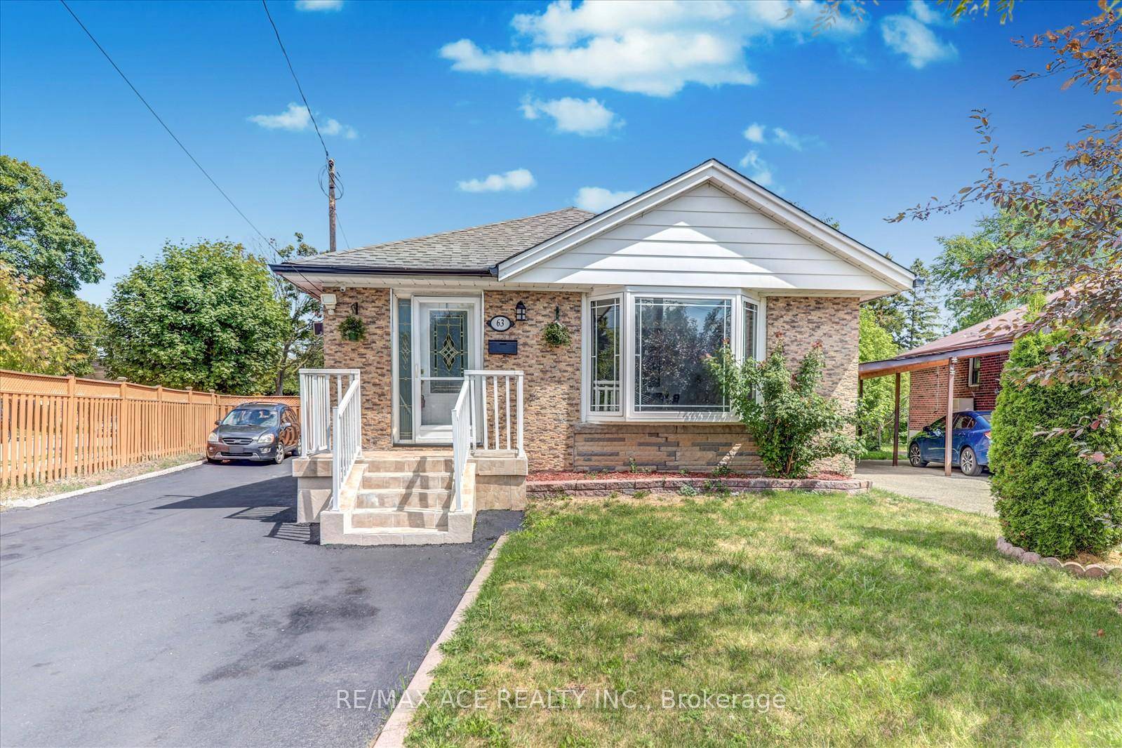 Welcome to 63 Lynvalley Crescent, nestled in the sought after Wexford Maryvale community.