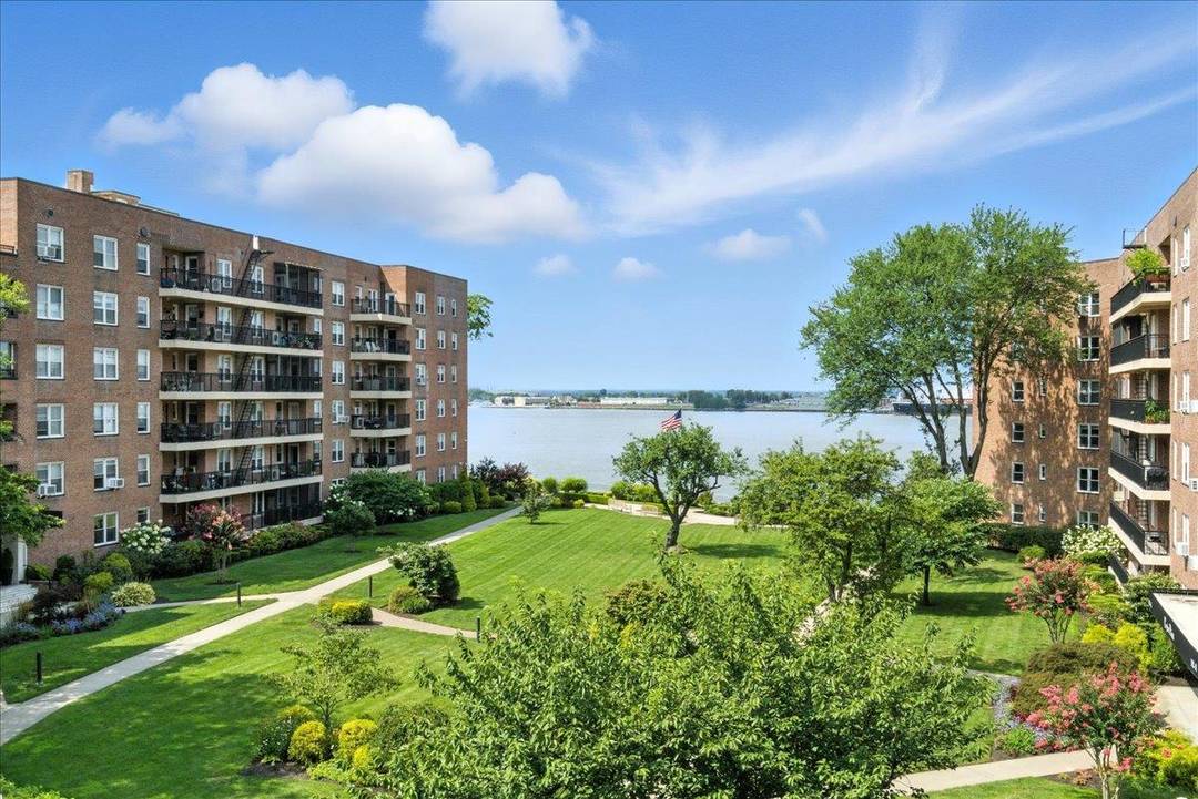 Welcome to this spacious three bedroom, two bathroom co op located in the highly desirable pet friendly Cryder Point community in Beechhurst, Whitestone.