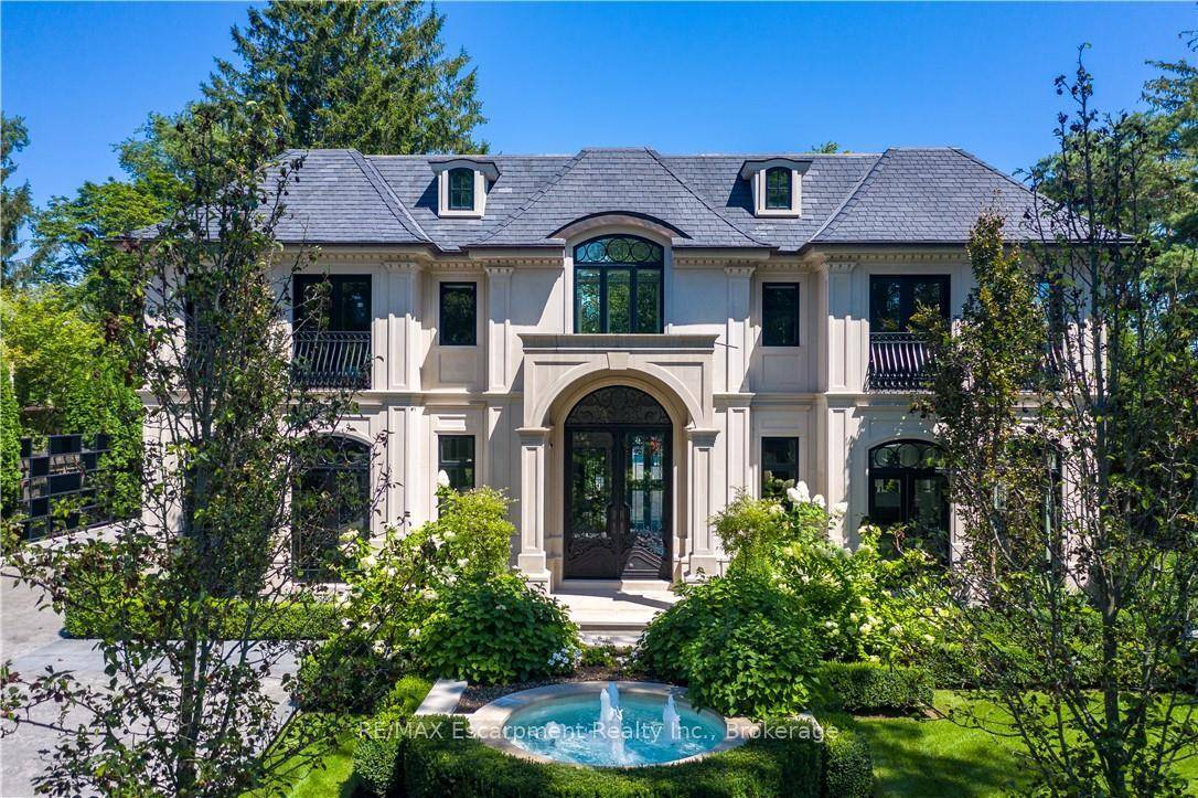 15 Chartwell Rd offers a lifestyle of unparalleled luxury.