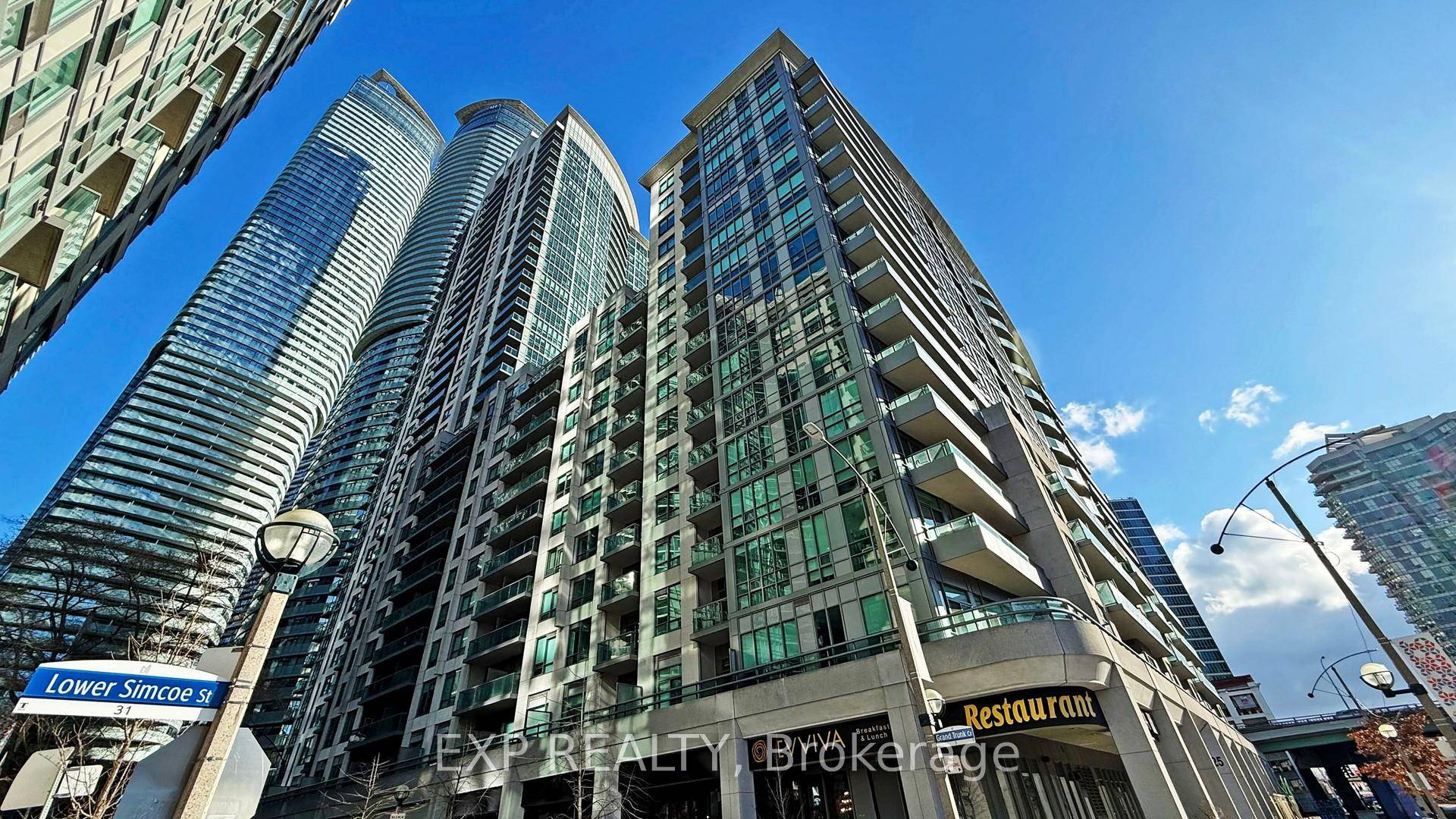 Welcome to this beautiful 1 bedroom, 1 bathroom condo in the heart of downtown Toronto, located in the highly sought after Infinity IV Tower The Final Phase.