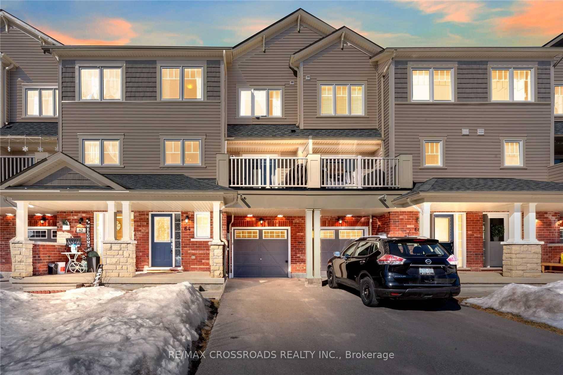 Stunning 2 Bedroom Townhouse Great For Young Professionals Or Small Family !