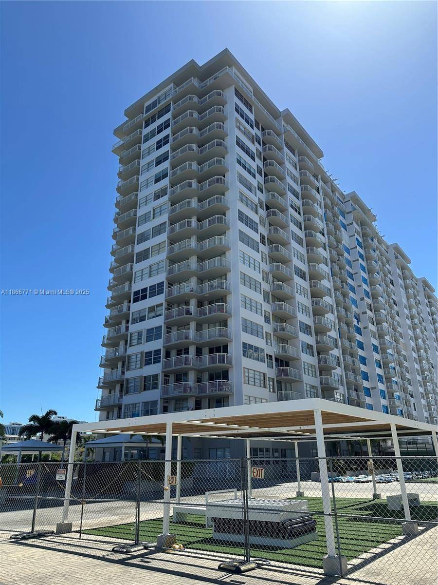 Welcome to your dream condo in the heart of Aventura !