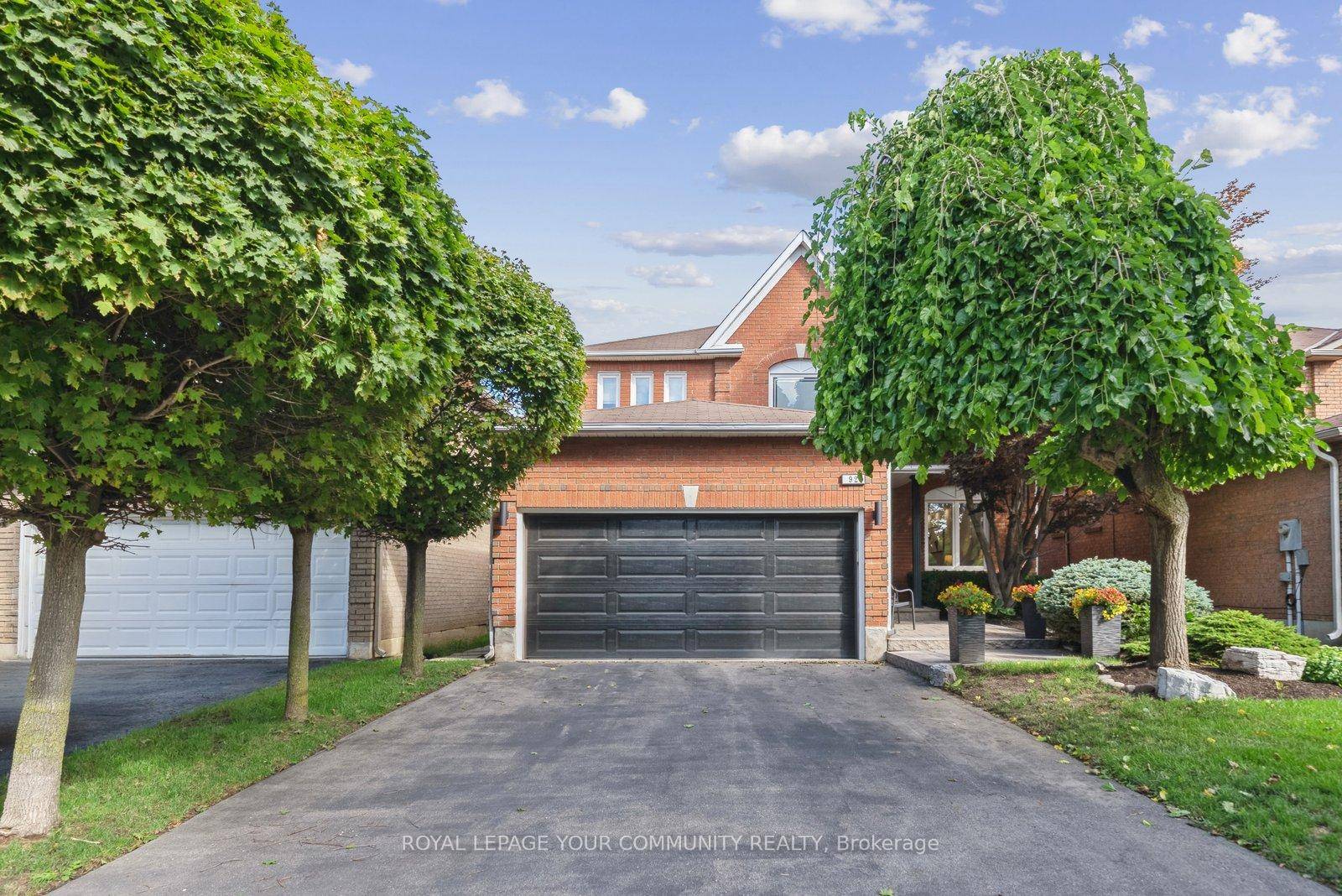 Welcome to 92 Mulholland Drive, an elegant residence in the heart of Thornhill !