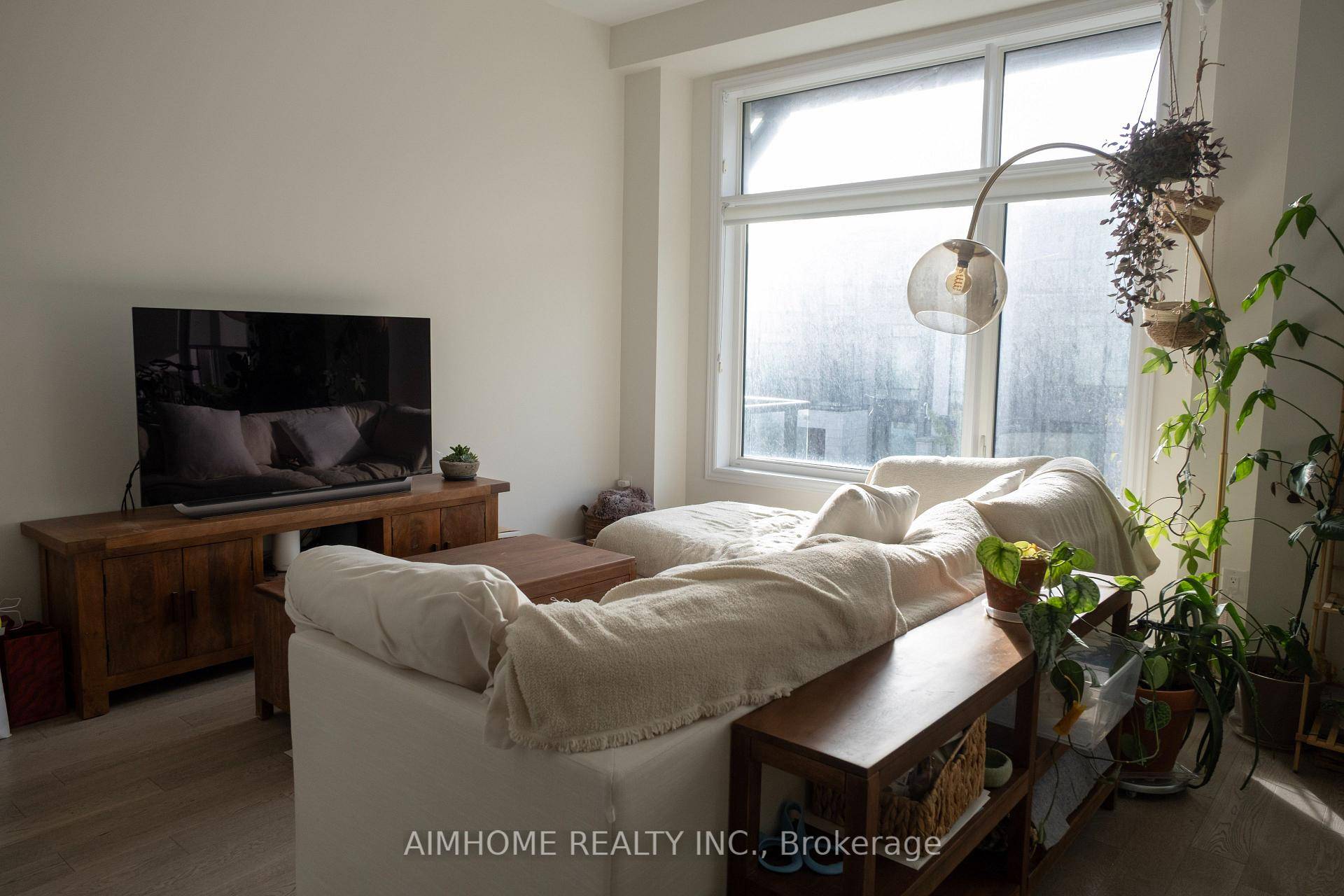Beautiful brand new 3 storey townhouse in a convenient and family friendly neighborhood !
