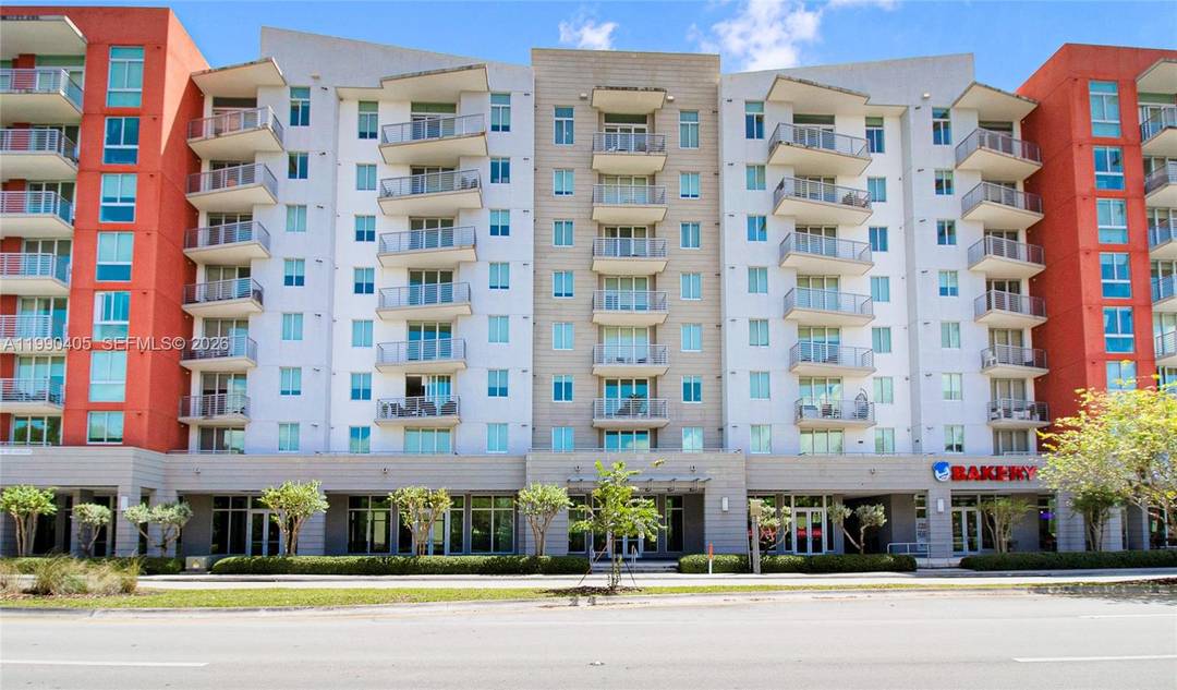 A gem in the heart of Doral, a corner apartment on the fifth floor that combines elegance, comfort, and a prime location.