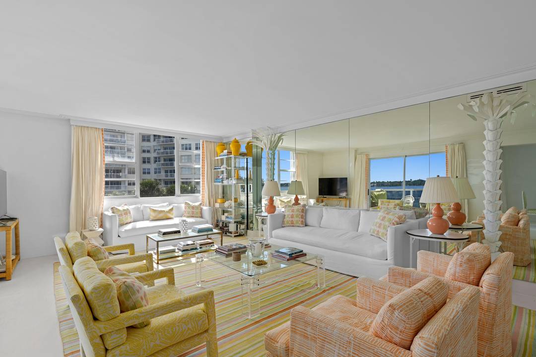Direct Intracoastal Fantastic waterfront 3 bedroom 3 bathroom plus den or 4th bedroom unit in a highly desirable location, just minutes from downtown West Palm Beach and Palm Beach Island.