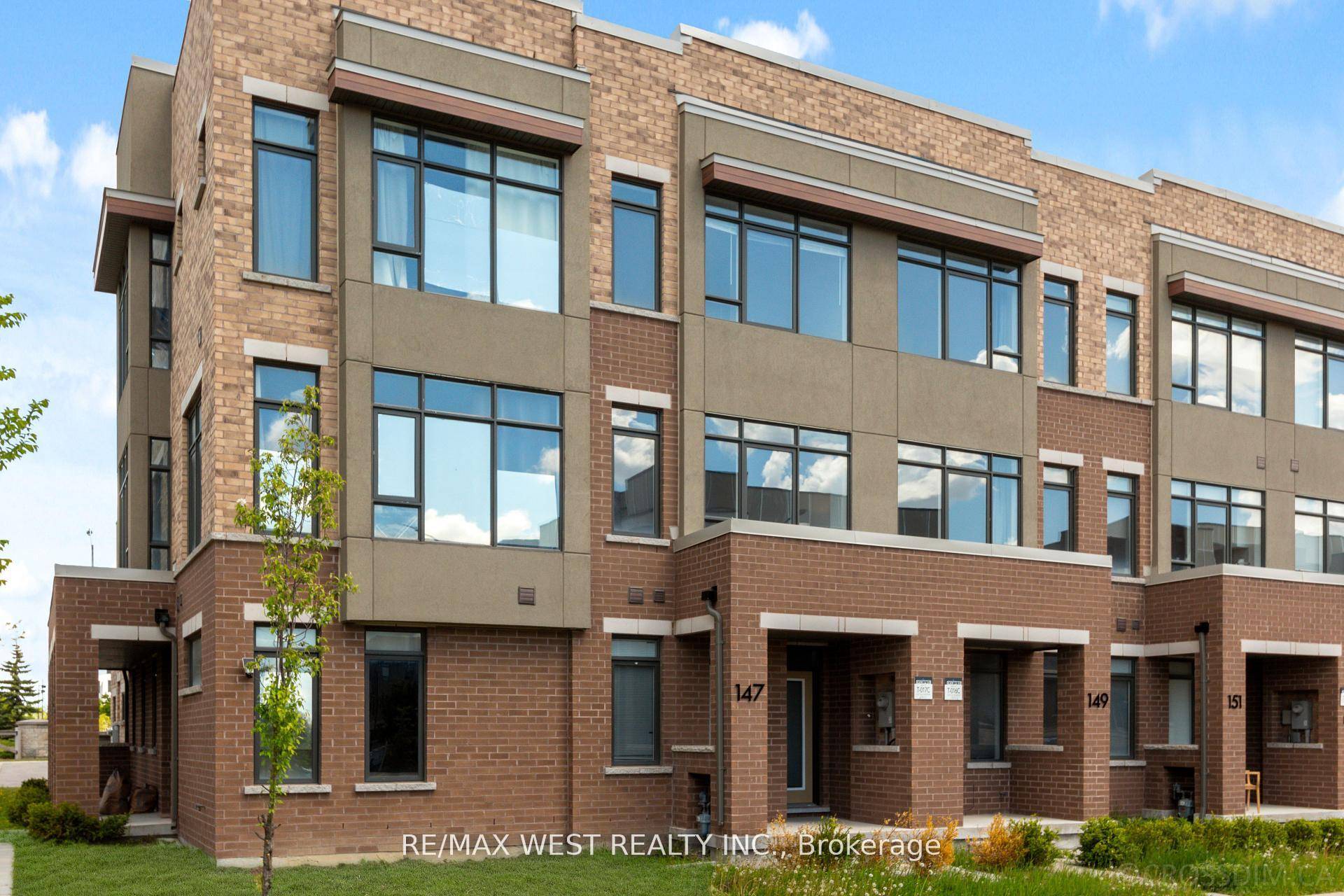 Modern amp ; Luxury 4 Bedrooms Townhouse With 2 Car Garage By Aspen Ridge Located In Pristine Maple Community close To Maple Go Train Station !