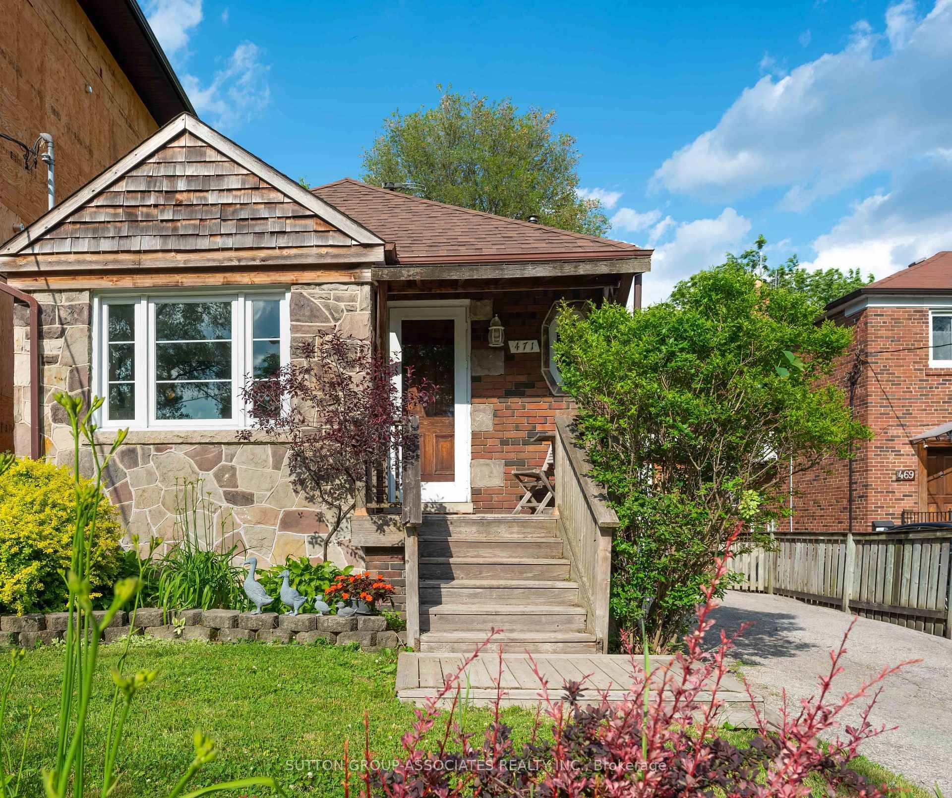 Welcome to an exceptional opportunity in the heart of Cedarvale, boasting incredible western views across from Laughlin Park !