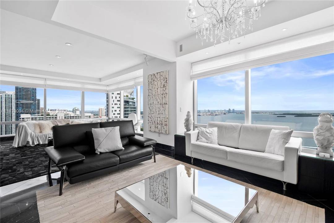 This exceptional 3 bedroom, 4 bath residence at the prestigious Four Seasons Residences offers unobstructed panoramic views of Biscayne Bay, Atlantic Ocean, and Miami skyline a breathtaking backdrop from sunrise ...