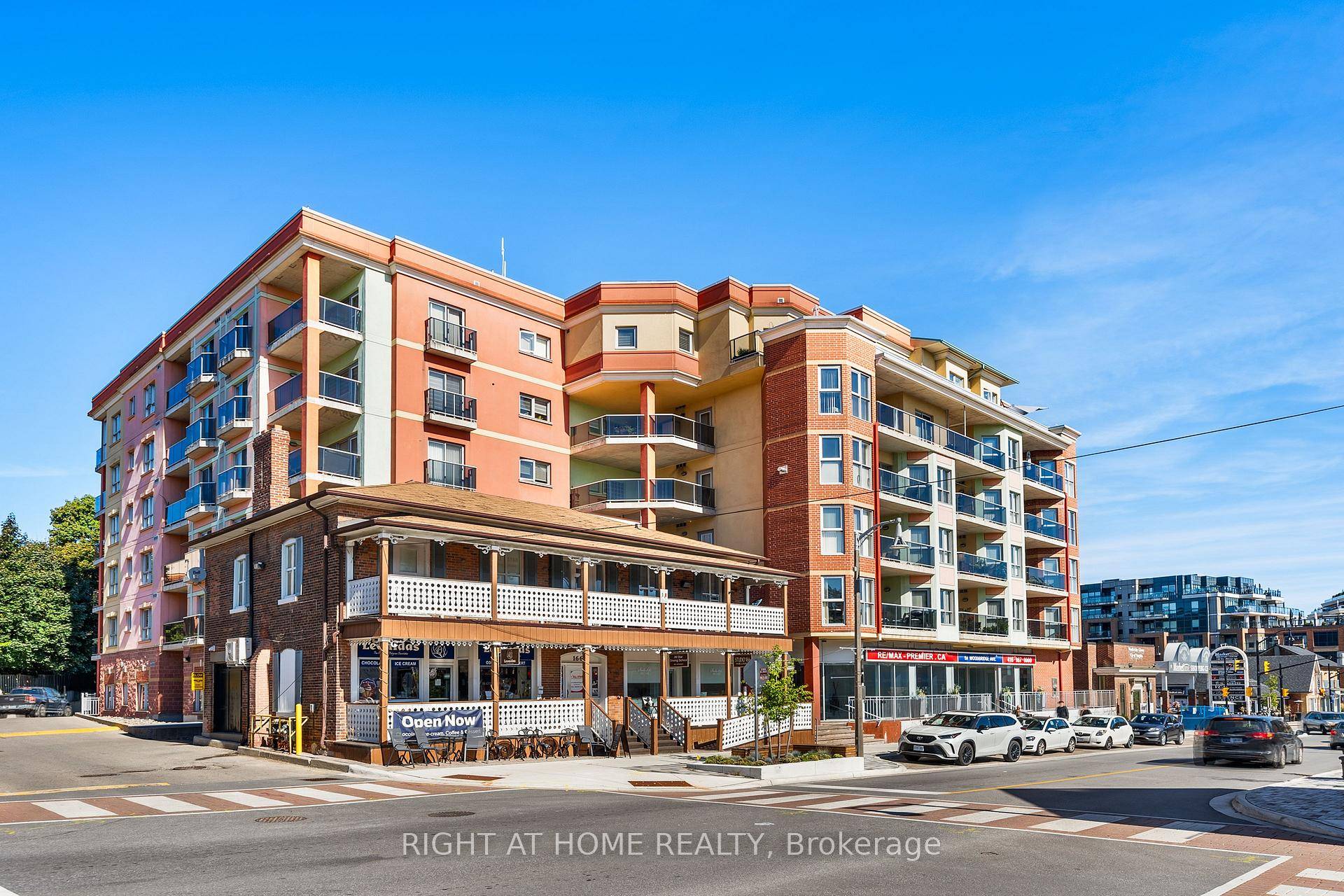 This open concept, 1 bedroom plus den, boutique style condo is conveniently located in the heart of Market Lane !