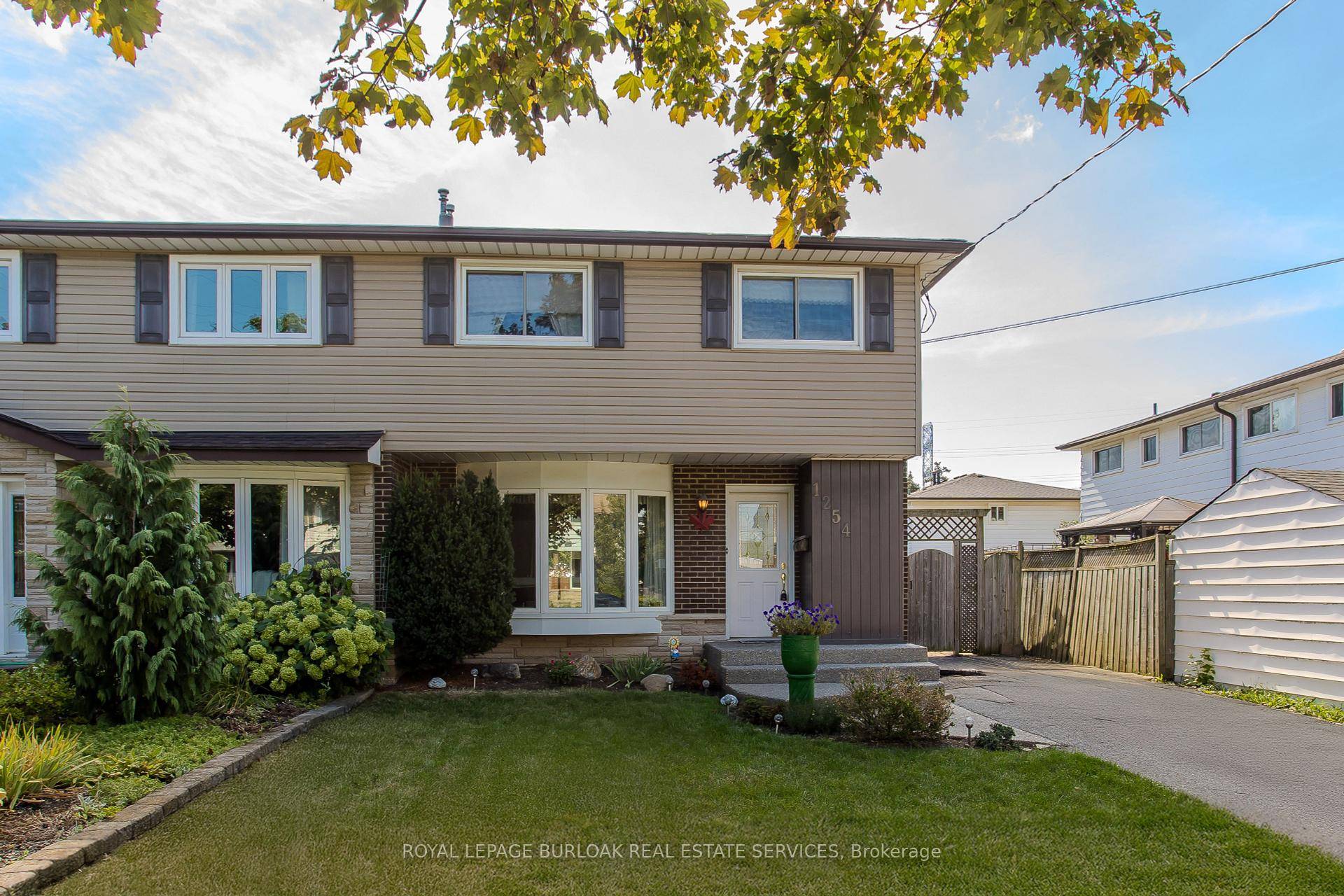 Welcome to this lovely semi detached home, offering 1, 599 square feet of total living space in one of South Burlingtons most desirable and family friendly neighbourhoods.