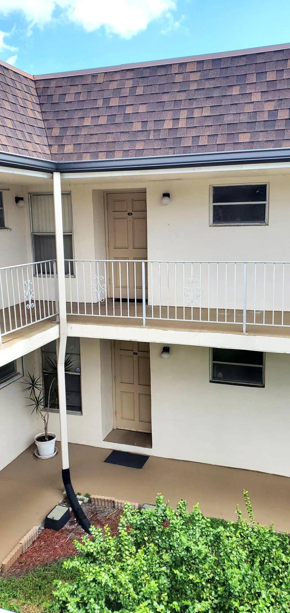Beautiful unit, open floor plane on the second floor, split bedrooms, wood cabinets, granite countertops, newer microwave and refrigerator Porcelain tiles floors throughout, New AC, Bathrooms are tiled from ceiling ...