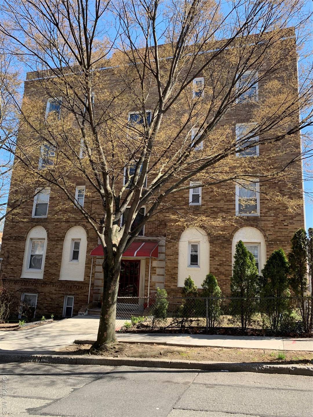 9 FAMILY ! Great investment property for living and earning.